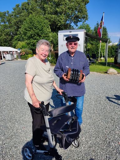 Ein Teilnehmer mit Seemanns-Outfit und Musikinstrument mit seiner Frau